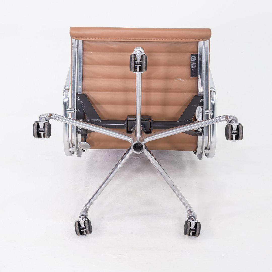 2010s Herman Miller Eames Aluminum Group Management Desk Chair in Brown Leather In Excellent Condition For Sale In Philadelphia, PA