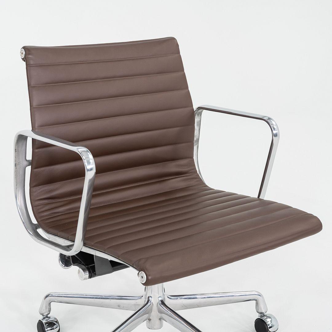 2010er Herman Miller Eames Aluminium Group Management Schreibtischstuhl aus braunem Leder (21. Jahrhundert und zeitgenössisch) im Angebot