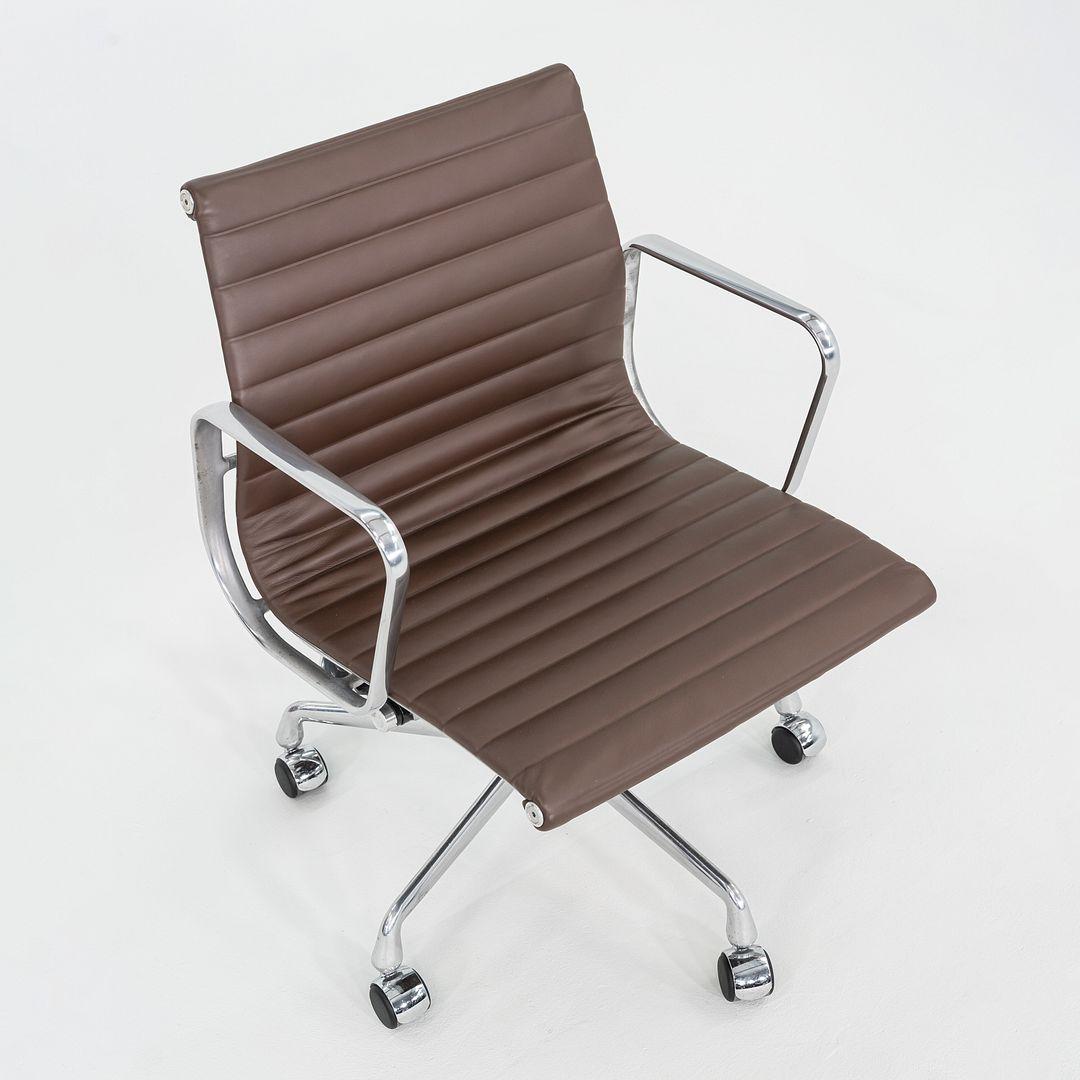 2010er Herman Miller Eames Aluminium Group Management Schreibtischstuhl aus braunem Leder im Angebot 1