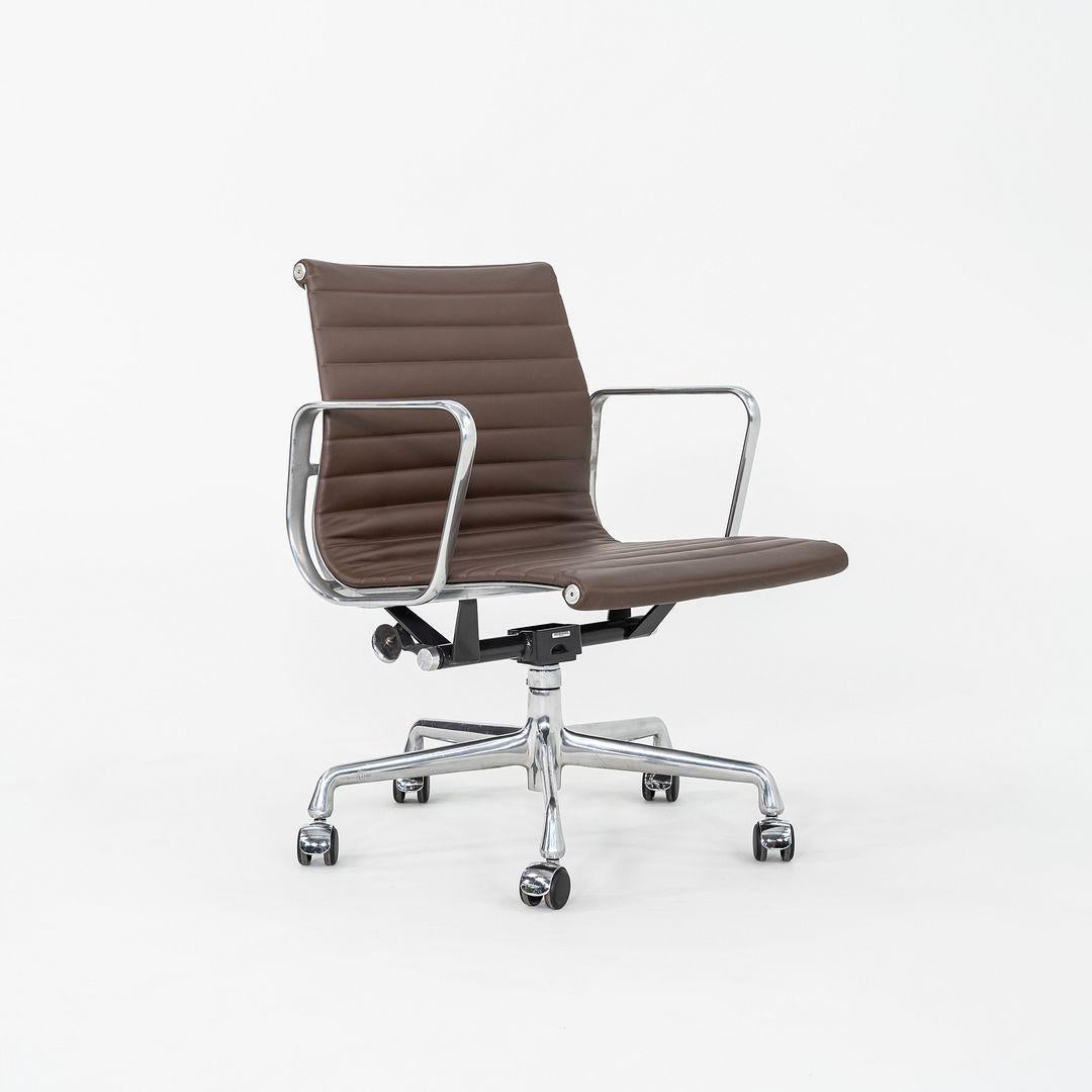 2010er Herman Miller Eames Aluminium Group Management Schreibtischstuhl aus braunem Leder im Angebot 2