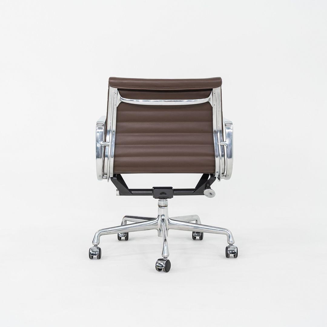 2010er Herman Miller Eames Aluminium Group Management Schreibtischstuhl aus braunem Leder im Angebot 3