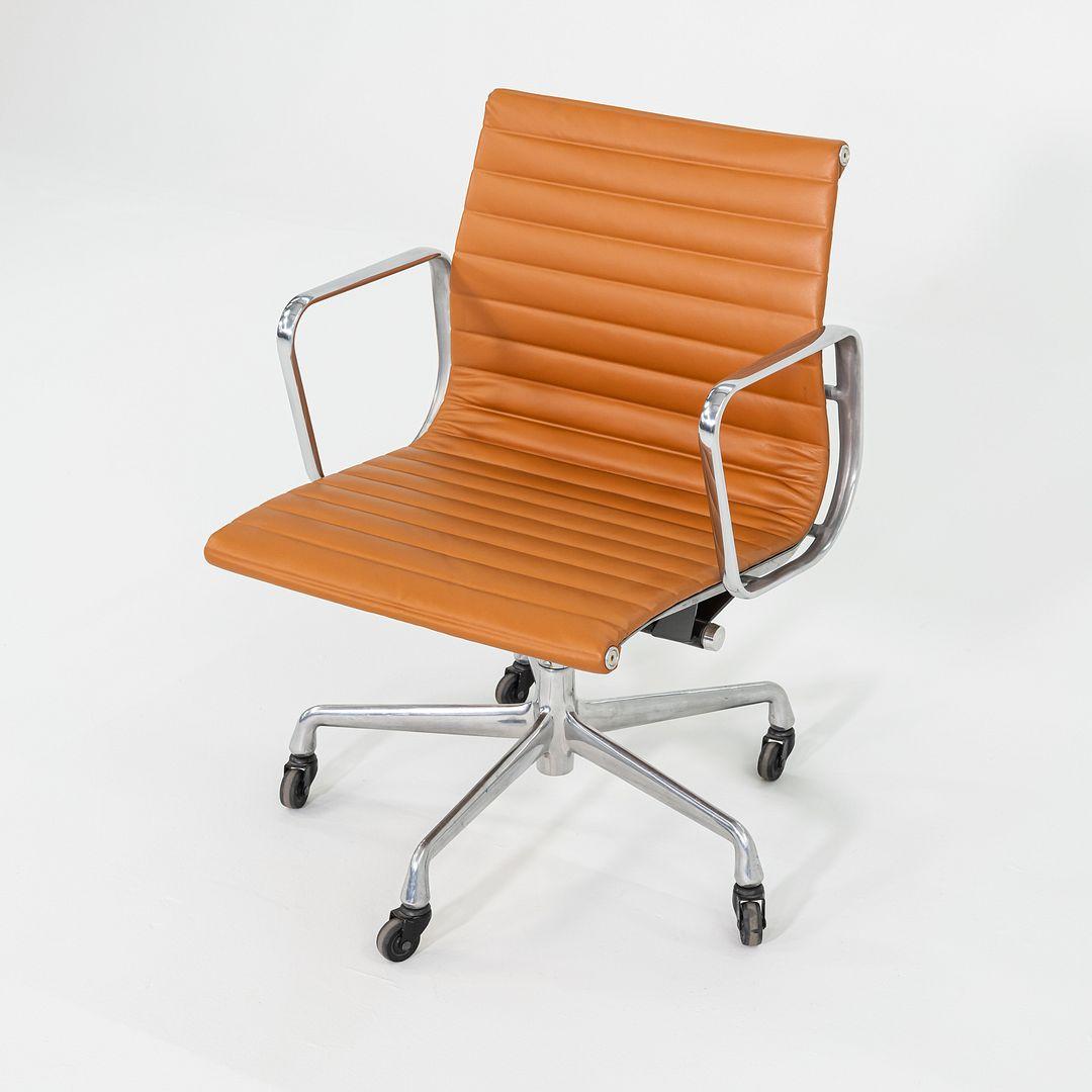 2010er Herman Miller Eames Aluminum Group Management-Schreibtischstuhl aus cognacfarbenem Leder im Angebot 4
