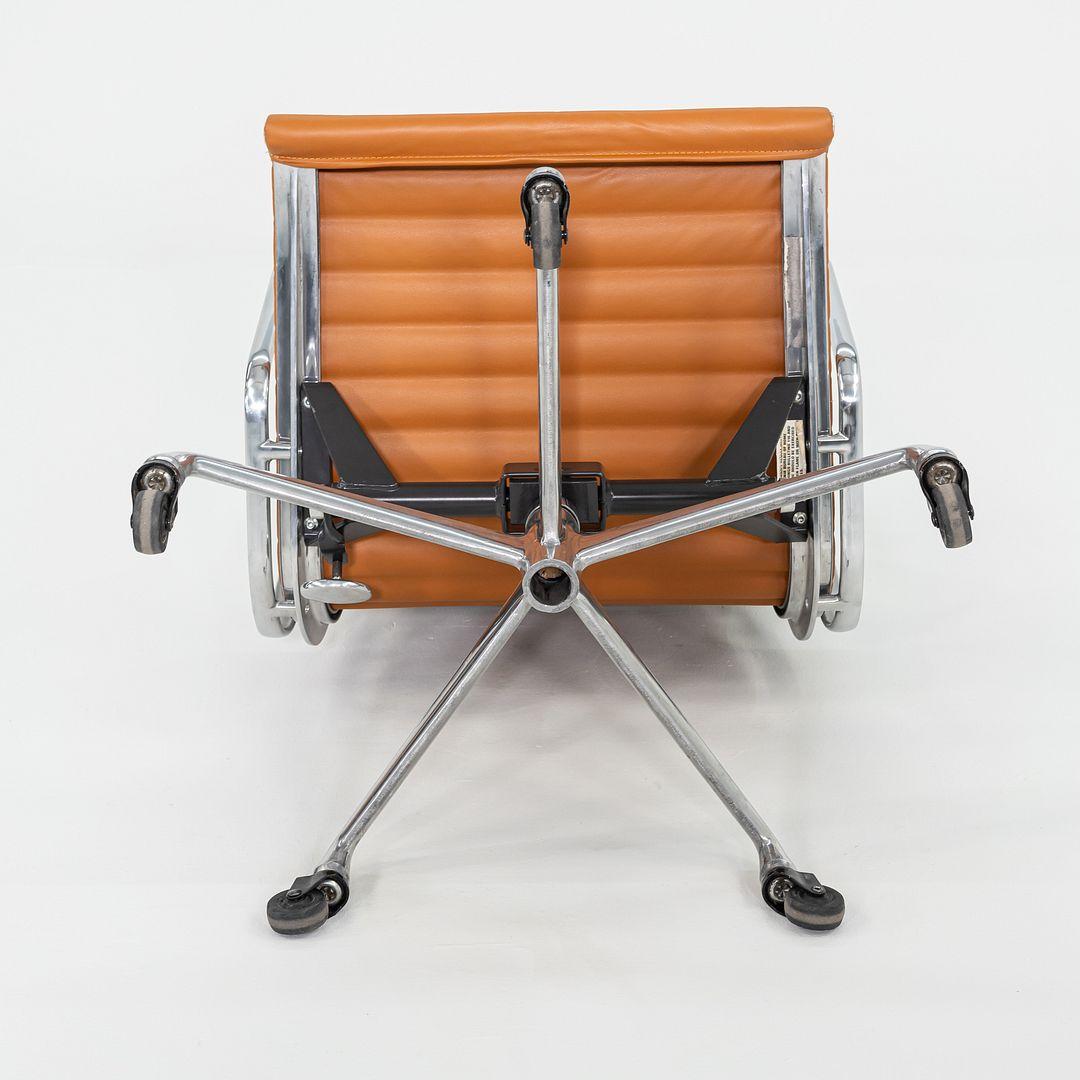 2010er Herman Miller Eames Aluminum Group Management-Schreibtischstuhl aus cognacfarbenem Leder im Angebot 5