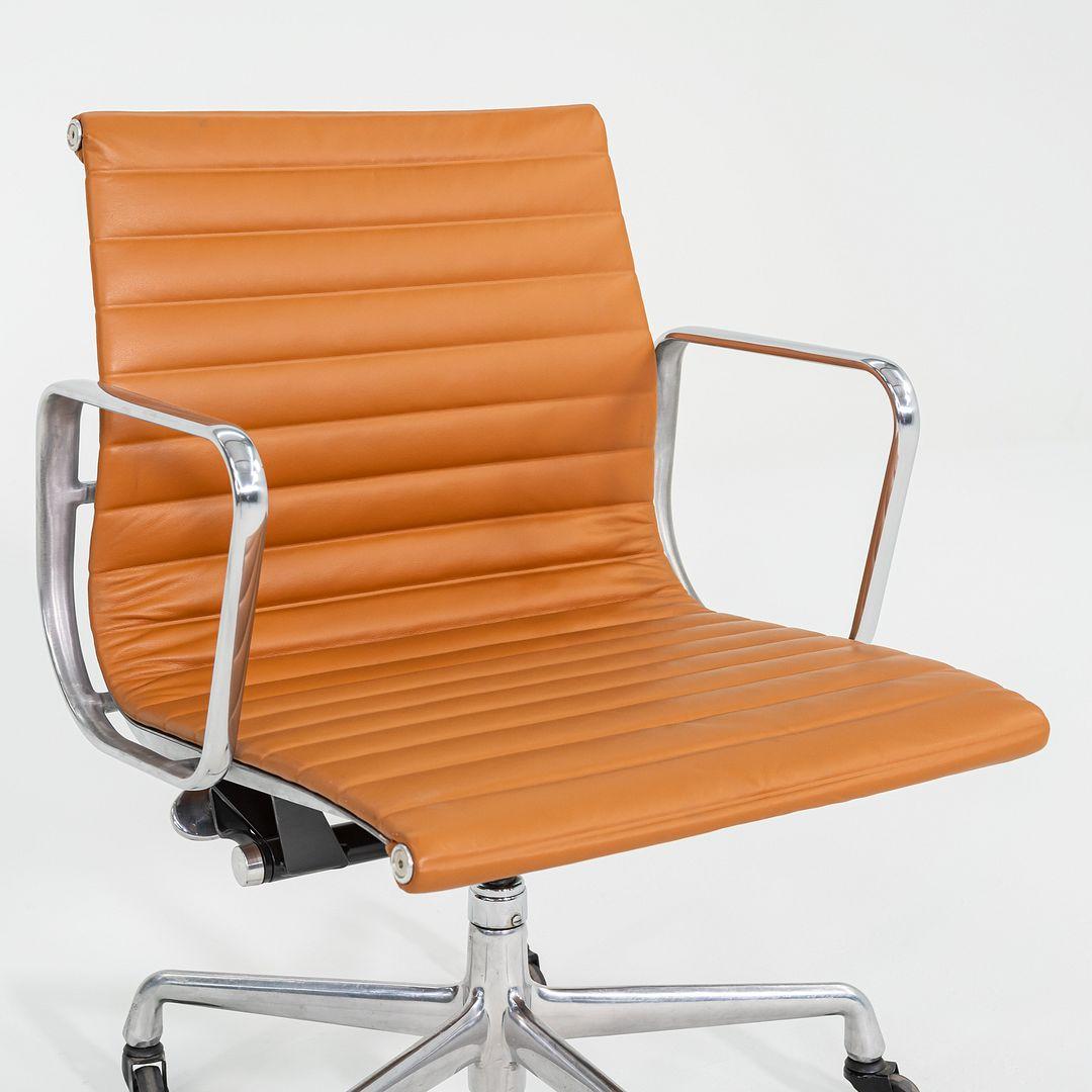 Dies ist ein Eames Aluminum Group Management Desk Chair, Modell EA335, ursprünglich entworfen von Charles und Ray Eames für Herman Miller im Jahr 1958. Dieses Exemplar stammt aus den 2010er Jahren. Das Design besteht aus einem soliden und dennoch