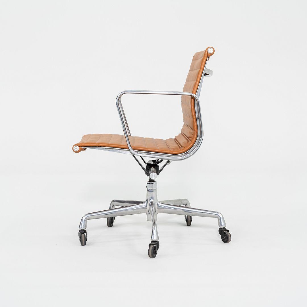2010er Herman Miller Eames Aluminum Group Management-Schreibtischstuhl aus cognacfarbenem Leder (Moderne) im Angebot