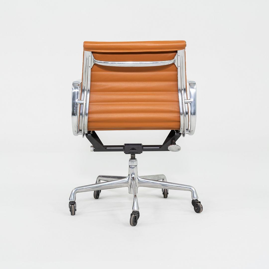 2010er Herman Miller Eames Aluminum Group Management-Schreibtischstuhl aus cognacfarbenem Leder (amerikanisch) im Angebot