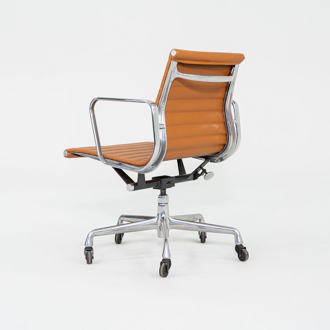 2010er Herman Miller Eames Aluminum Group Management-Schreibtischstuhl aus cognacfarbenem Leder im Zustand „Gut“ im Angebot in Philadelphia, PA