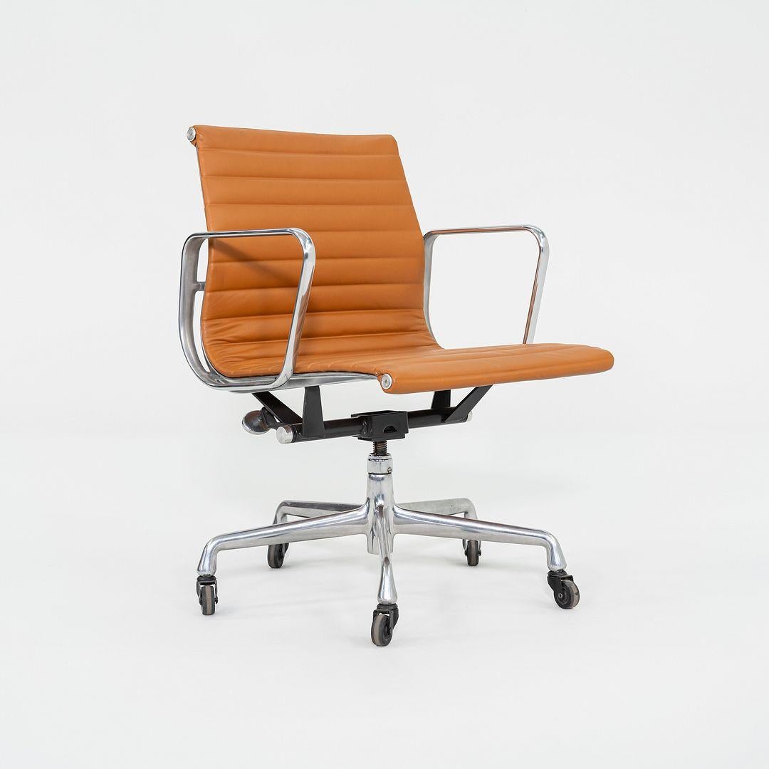 2010er Herman Miller Eames Aluminum Group Management-Schreibtischstuhl aus cognacfarbenem Leder im Angebot 1