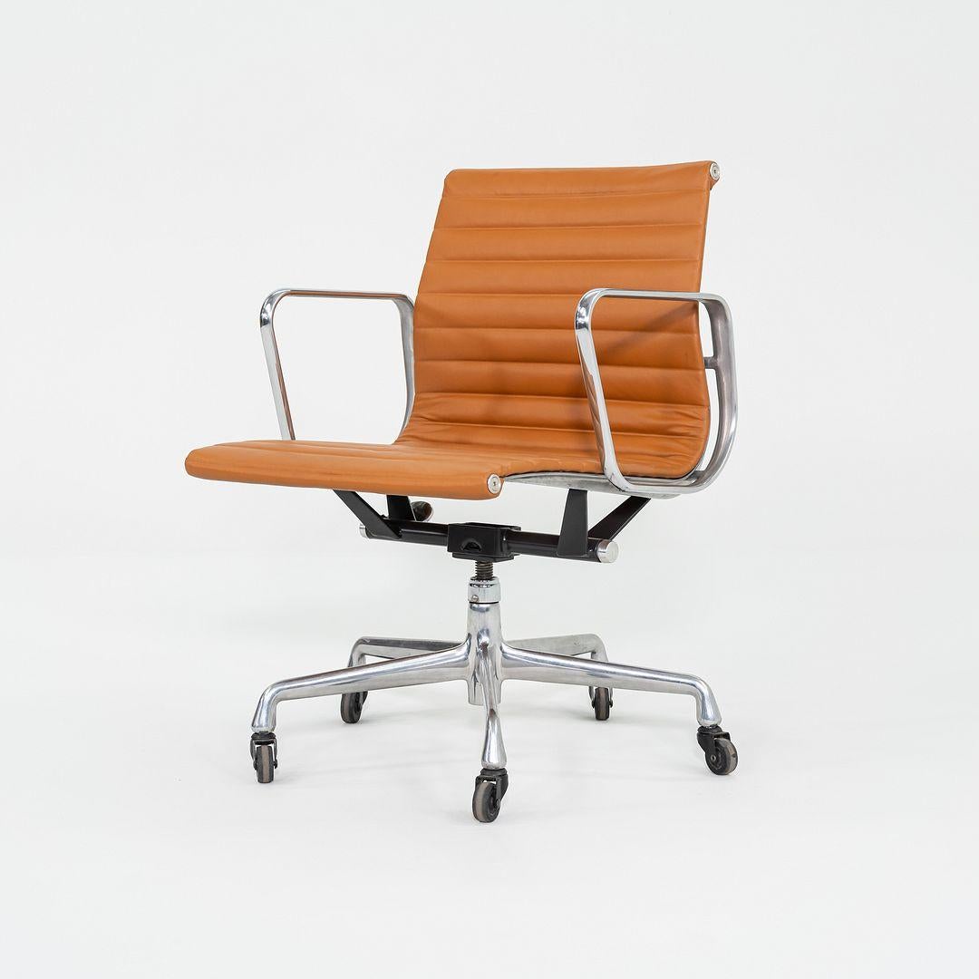 2010er Herman Miller Eames Aluminum Group Management-Schreibtischstuhl aus cognacfarbenem Leder im Angebot 3
