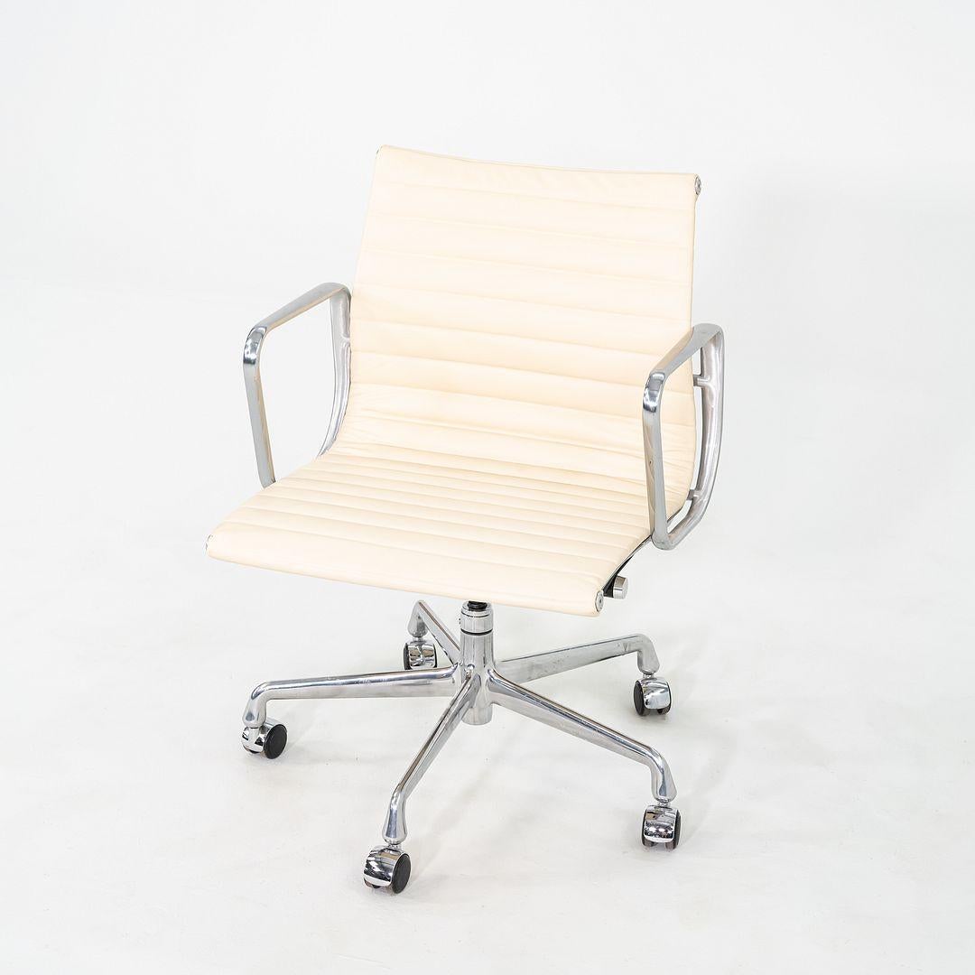 2010er Herman Miller Eames Aluminium Gruppe Management Schreibtischstuhl in Creme im Angebot 4