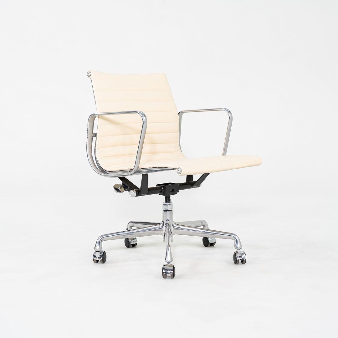 Dies ist ein Eames Aluminum Group Management Chair, Modell EA335, ursprünglich entworfen von Ray und Charles Eames für Herman Miller im Jahr 1958. Dieses besondere Exemplar wurde in den 2010er Jahren hergestellt. Das Design besteht aus einem