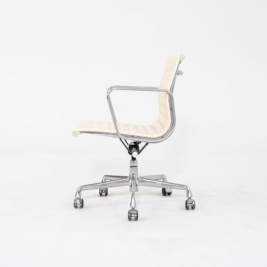 2010er Herman Miller Eames Aluminium Gruppe Management Schreibtischstuhl in Creme (Moderne) im Angebot