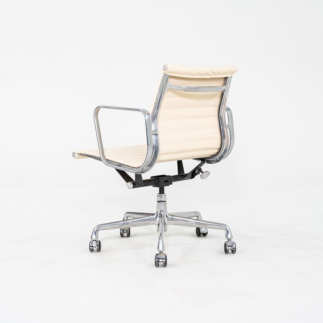 2010er Herman Miller Eames Aluminium Gruppe Management Schreibtischstuhl in Creme (amerikanisch) im Angebot