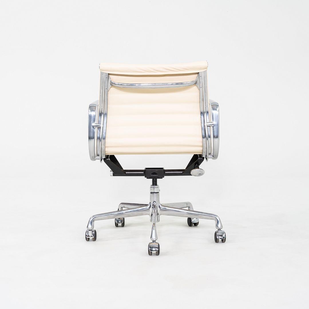 2010er Herman Miller Eames Aluminium Gruppe Management Schreibtischstuhl in Creme im Zustand „Gut“ im Angebot in Philadelphia, PA