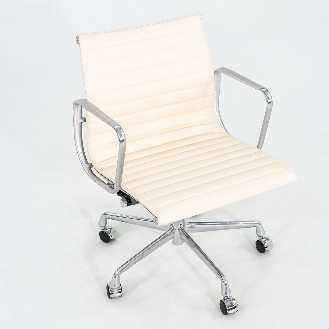 2010er Herman Miller Eames Aluminium Gruppe Management Schreibtischstuhl in Creme (21. Jahrhundert und zeitgenössisch) im Angebot