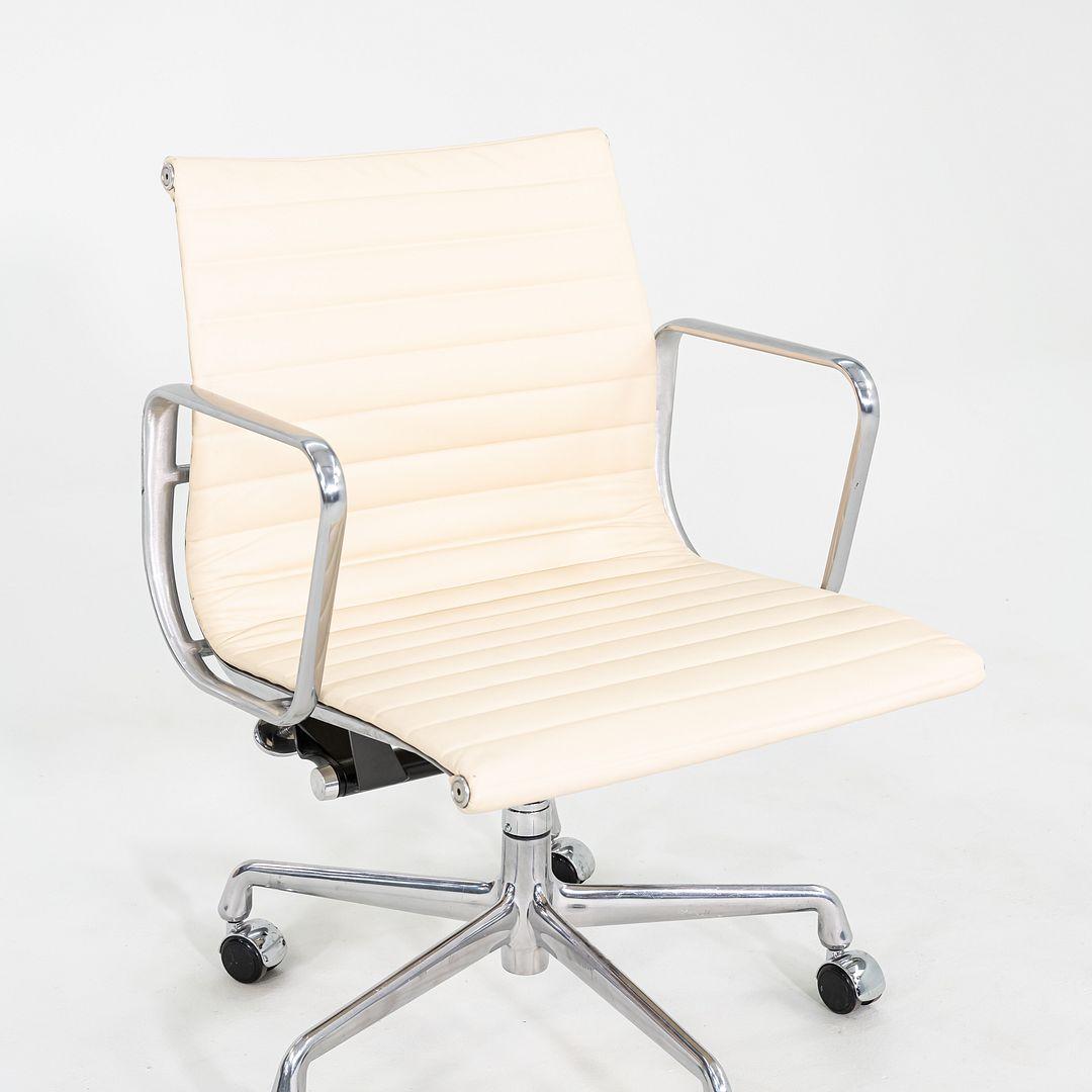 2010er Herman Miller Eames Aluminium Gruppe Management Schreibtischstuhl in Creme im Angebot 1