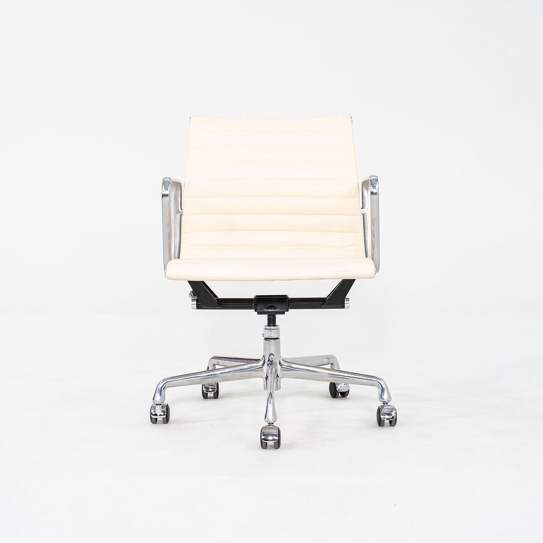 2010er Herman Miller Eames Aluminium Gruppe Management Schreibtischstuhl in Creme im Angebot 2