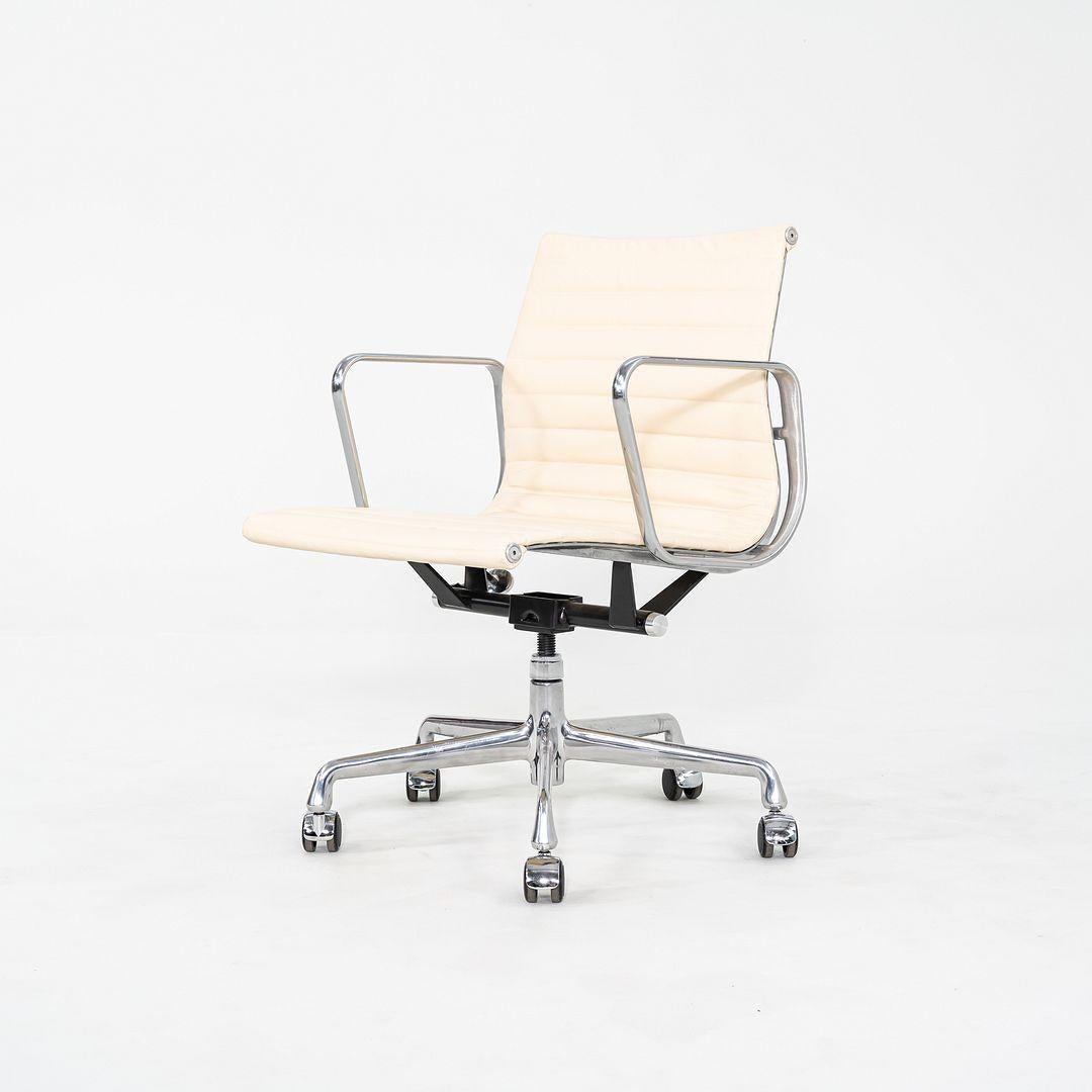 2010er Herman Miller Eames Aluminium Gruppe Management Schreibtischstuhl in Creme im Angebot 3