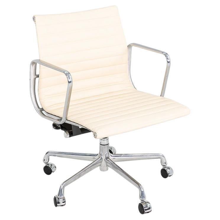 2010er Herman Miller Eames Aluminium Gruppe Management Schreibtischstuhl in Creme im Angebot