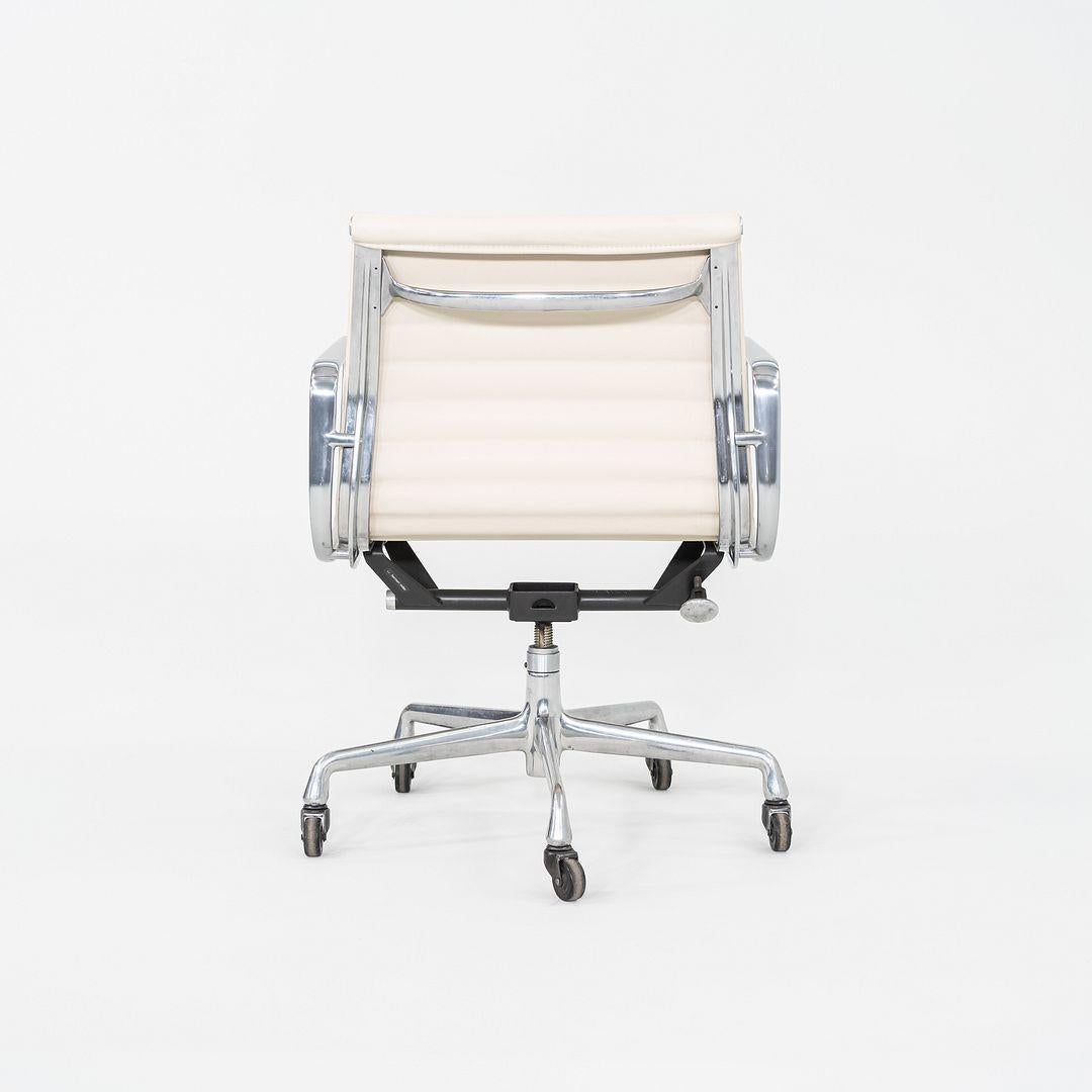 2010er Herman Miller Eames Aluminum Group Management Schreibtischstuhl in Creme Leder im Angebot 3