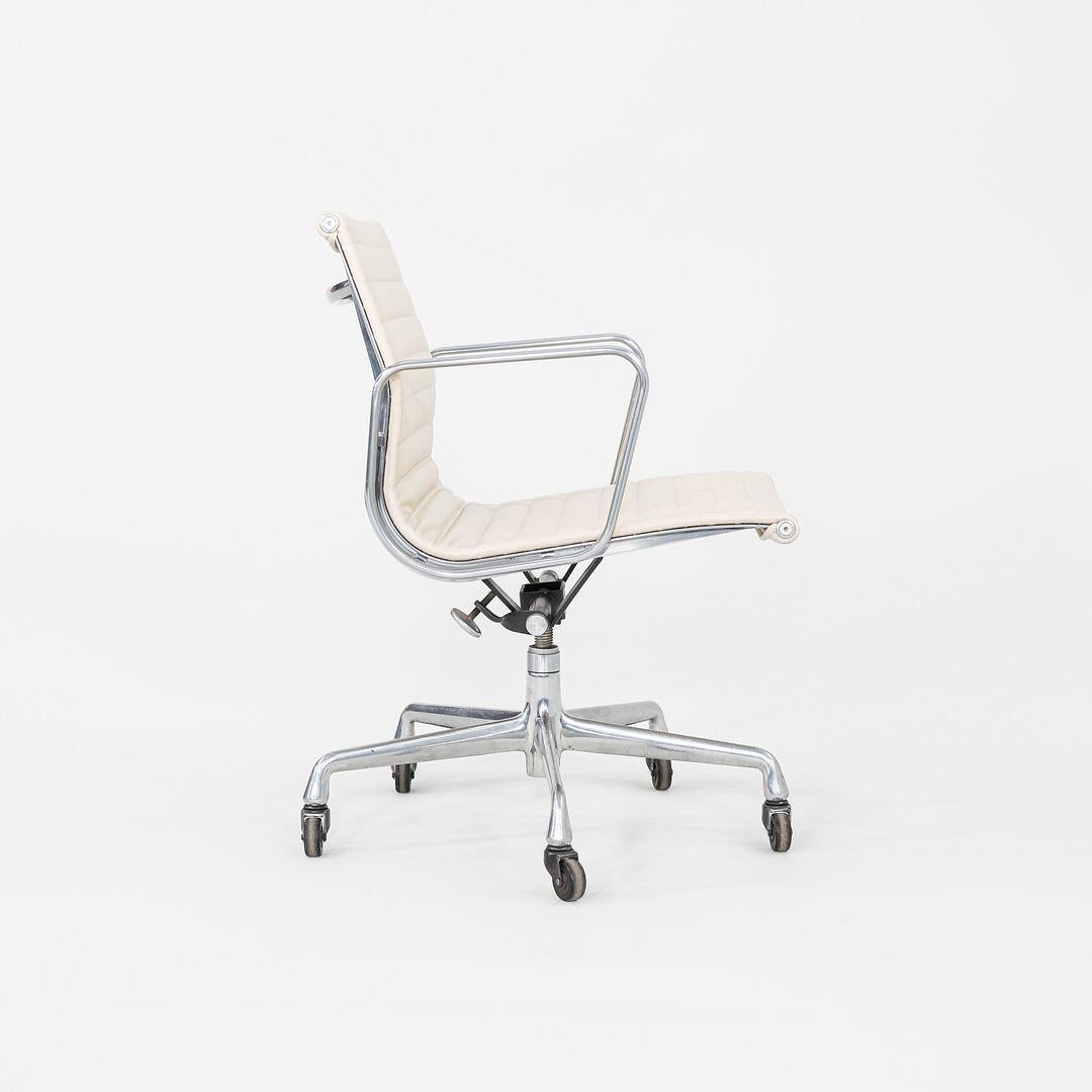 2010er Herman Miller Eames Aluminum Group Management Schreibtischstuhl in Creme Leder im Angebot 4