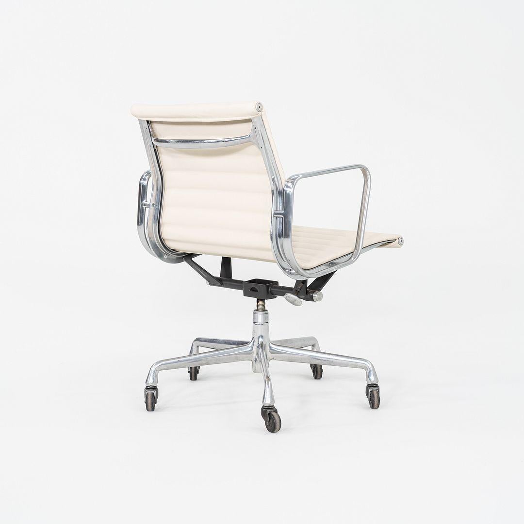 2010er Herman Miller Eames Aluminum Group Management Schreibtischstuhl in Creme Leder im Angebot 5