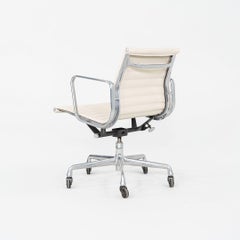 Silla de escritorio de dirección del grupo Eames de aluminio de Herman Miller de la década de 2010 en piel color crema