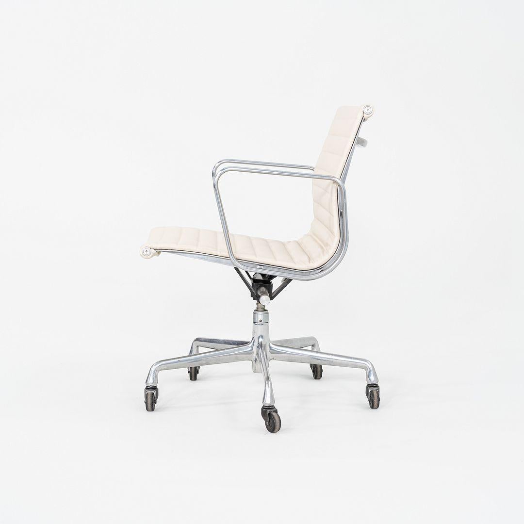 2010er Herman Miller Eames Aluminum Group Management Schreibtischstuhl in Creme Leder (Moderne) im Angebot