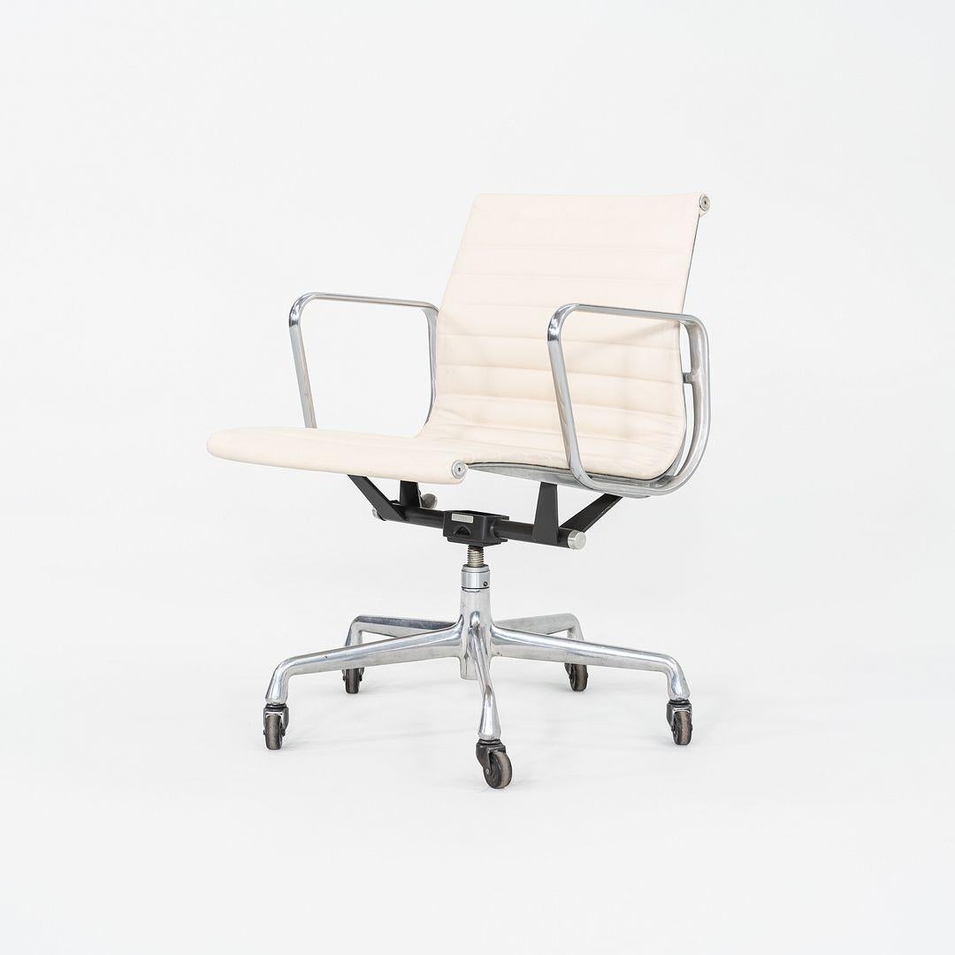 2010er Herman Miller Eames Aluminum Group Management Schreibtischstuhl in Creme Leder (amerikanisch) im Angebot