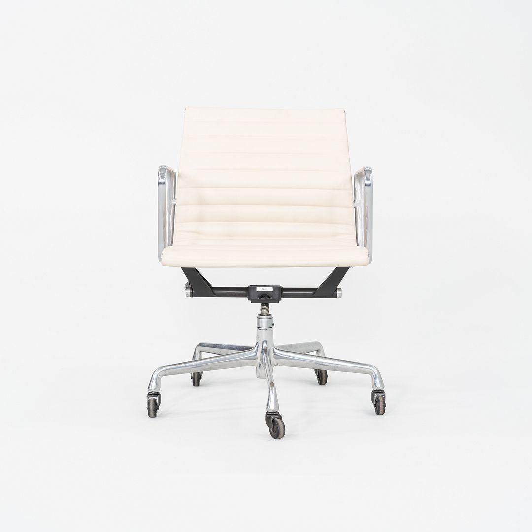2010er Herman Miller Eames Aluminum Group Management Schreibtischstuhl in Creme Leder im Zustand „Gut“ im Angebot in Philadelphia, PA
