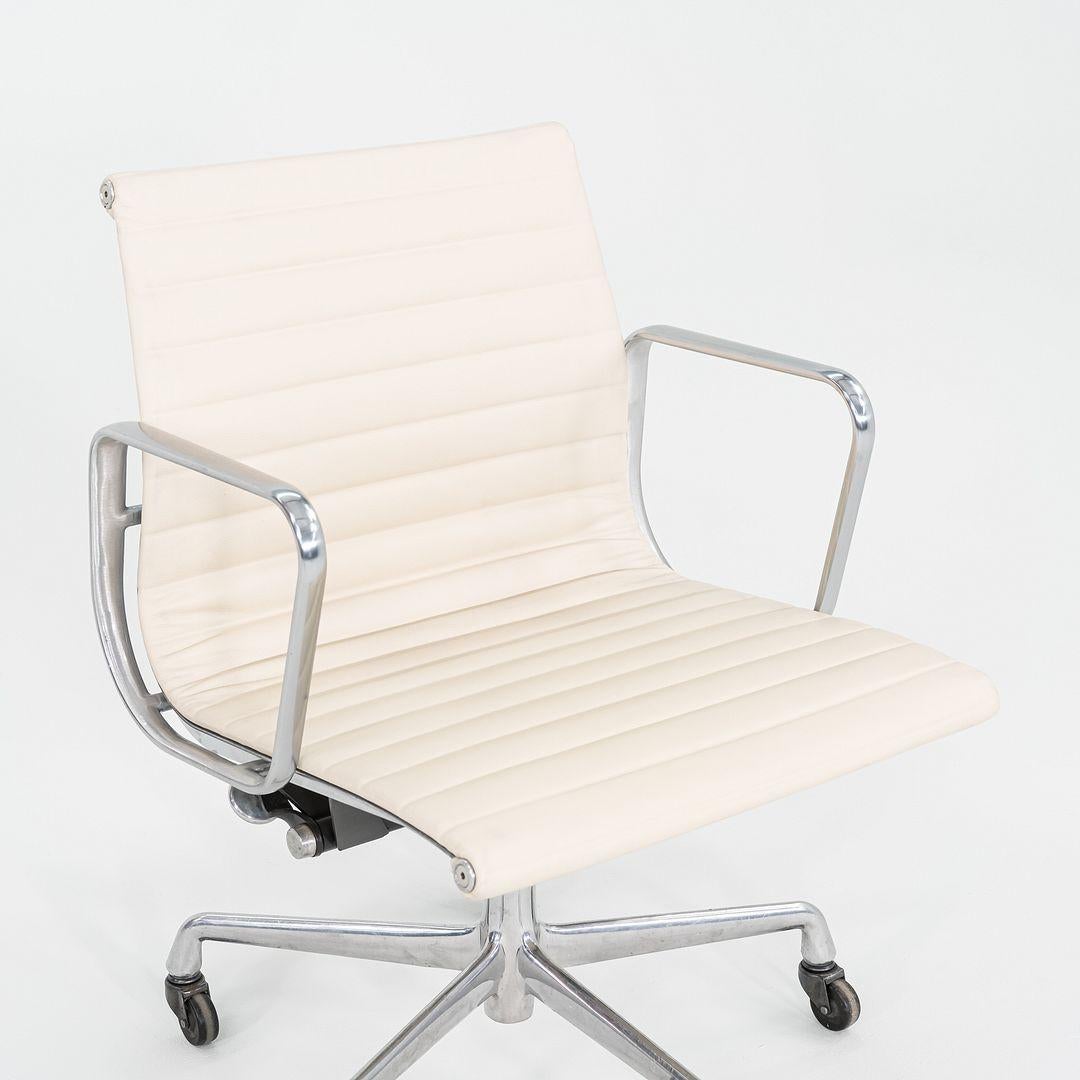2010er Herman Miller Eames Aluminum Group Management Schreibtischstuhl in Creme Leder (21. Jahrhundert und zeitgenössisch) im Angebot