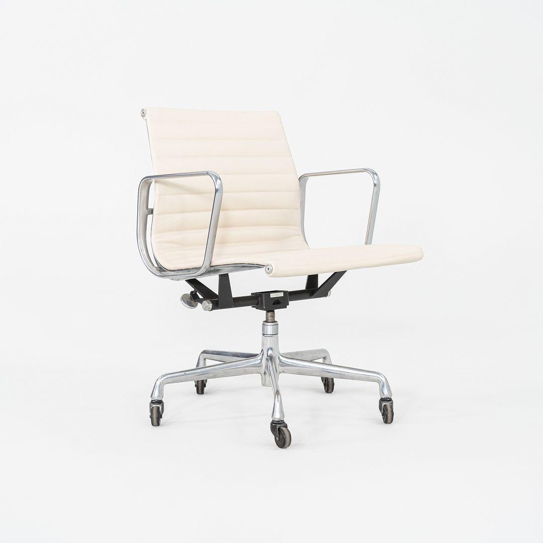 2010er Herman Miller Eames Aluminum Group Management Schreibtischstuhl in Creme Leder (Aluminium) im Angebot