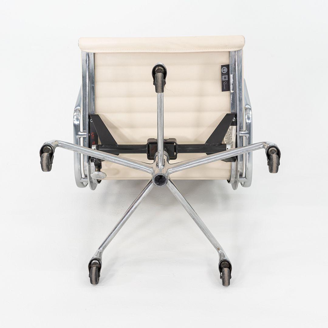 2010er Herman Miller Eames Aluminum Group Management Schreibtischstuhl in Creme Leder im Angebot 1