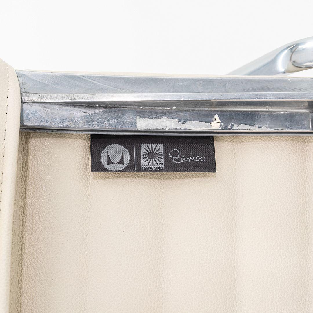 2010er Herman Miller Eames Aluminum Group Management Schreibtischstuhl in Creme Leder im Angebot 2
