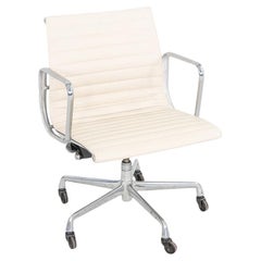 2010s Herman Miller Eames Aluminum Group Management Desk Chair in Cream Leather