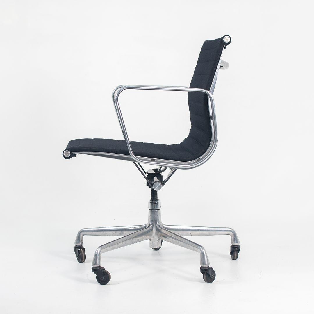 Silla de escritorio de la década de 2010 Herman Miller Eames Aluminum Group Management en tela en venta 3