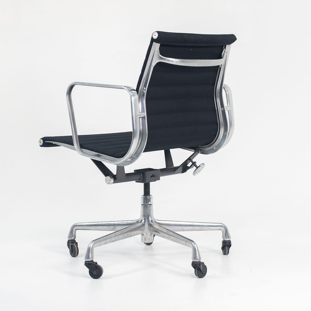 Silla de escritorio de la década de 2010 Herman Miller Eames Aluminum Group Management en tela en venta 4