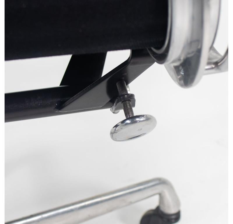 Silla de escritorio de la década de 2010 Herman Miller Eames Aluminum Group Management en tela en venta 5