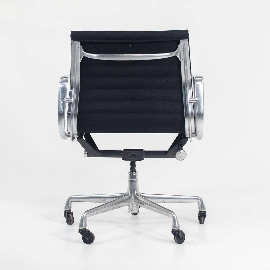 Silla de escritorio de la década de 2010 Herman Miller Eames Aluminum Group Management en tela Norteamericano en venta