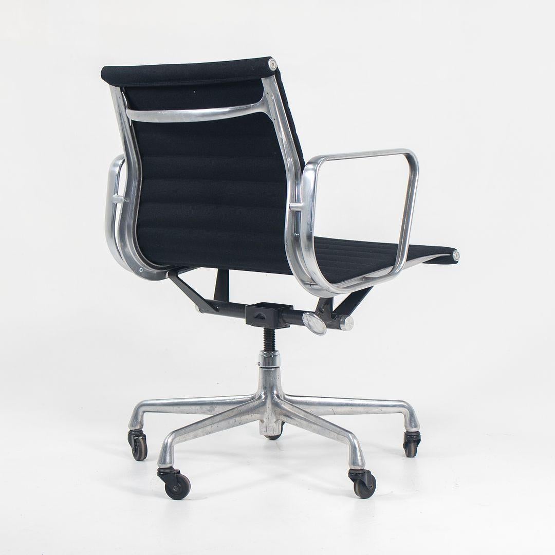 Silla de escritorio de la década de 2010 Herman Miller Eames Aluminum Group Management en tela en Bueno estado para la venta en Philadelphia, PA