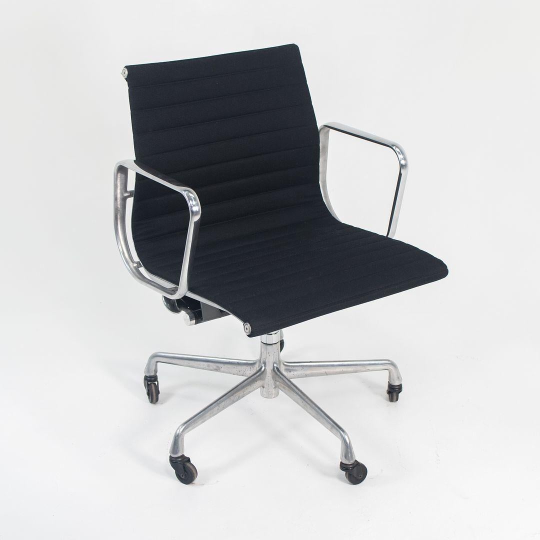 Silla de escritorio de la década de 2010 Herman Miller Eames Aluminum Group Management en tela Siglo XXI y contemporáneo en venta