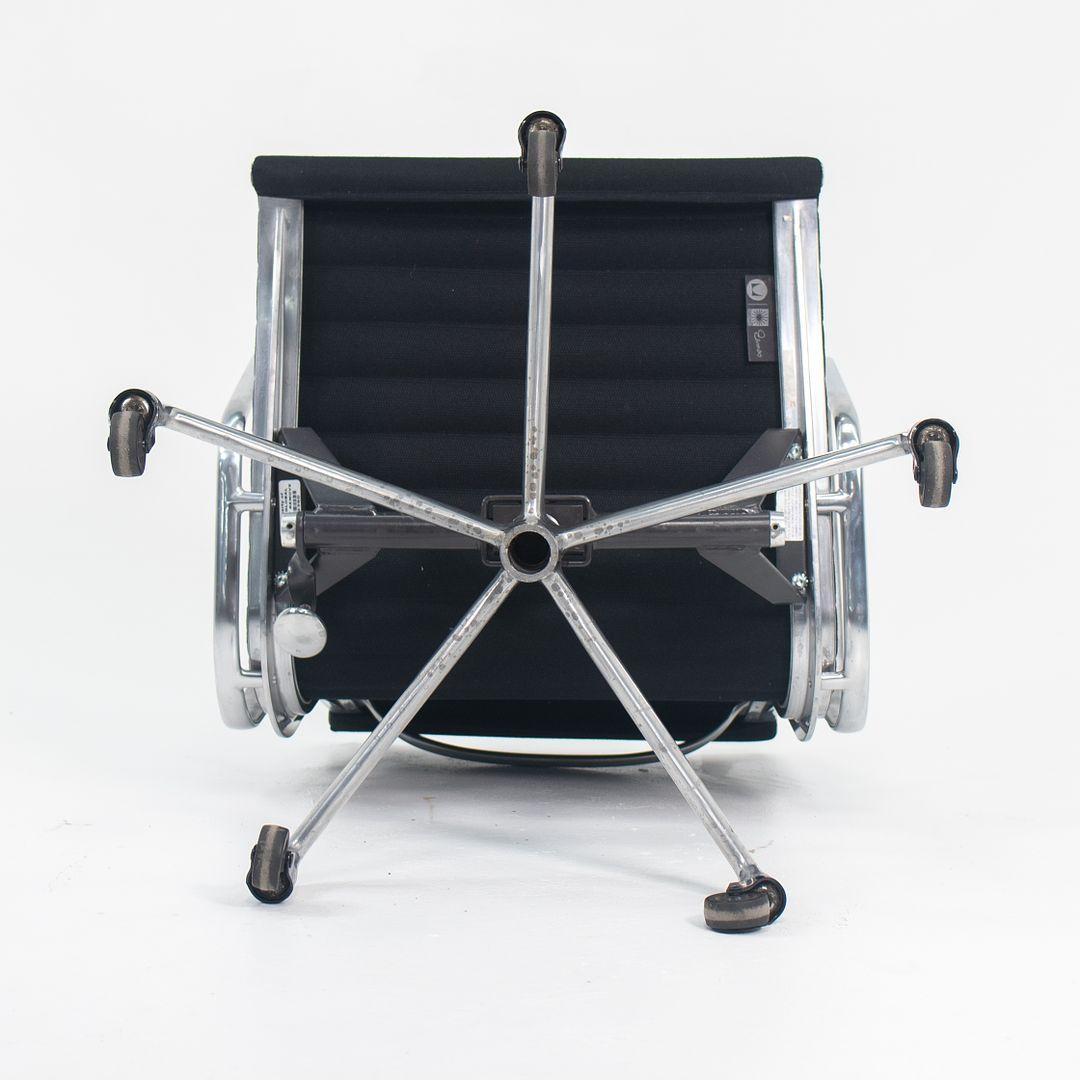 Silla de escritorio de la década de 2010 Herman Miller Eames Aluminum Group Management en tela Aluminio en venta