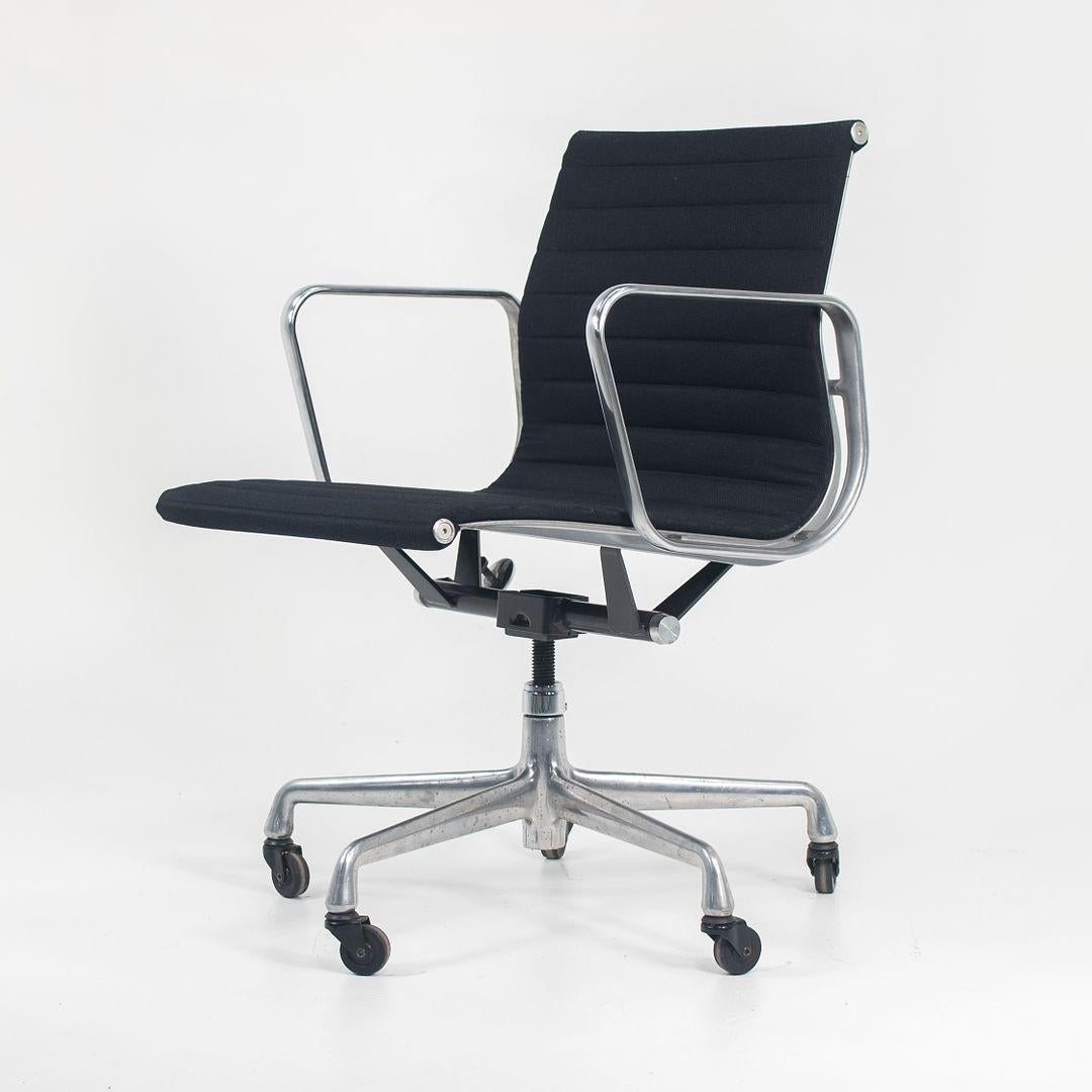 Silla de escritorio de la década de 2010 Herman Miller Eames Aluminum Group Management en tela en venta 1