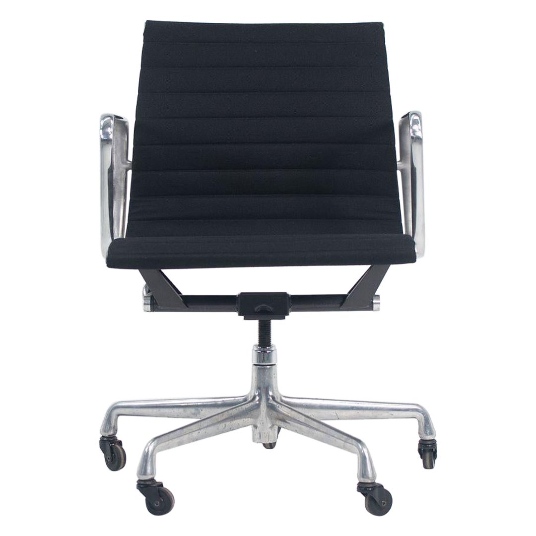 2010s Herman Miller Eames Aluminum Group Management Desk Chair in Fabric