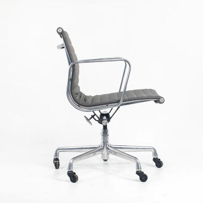 2010s Herman Miller Eames Aluminum Group Management Desk Chair in Gray Leather (Chaise de bureau en aluminium Eames en cuir gris) en vente 3