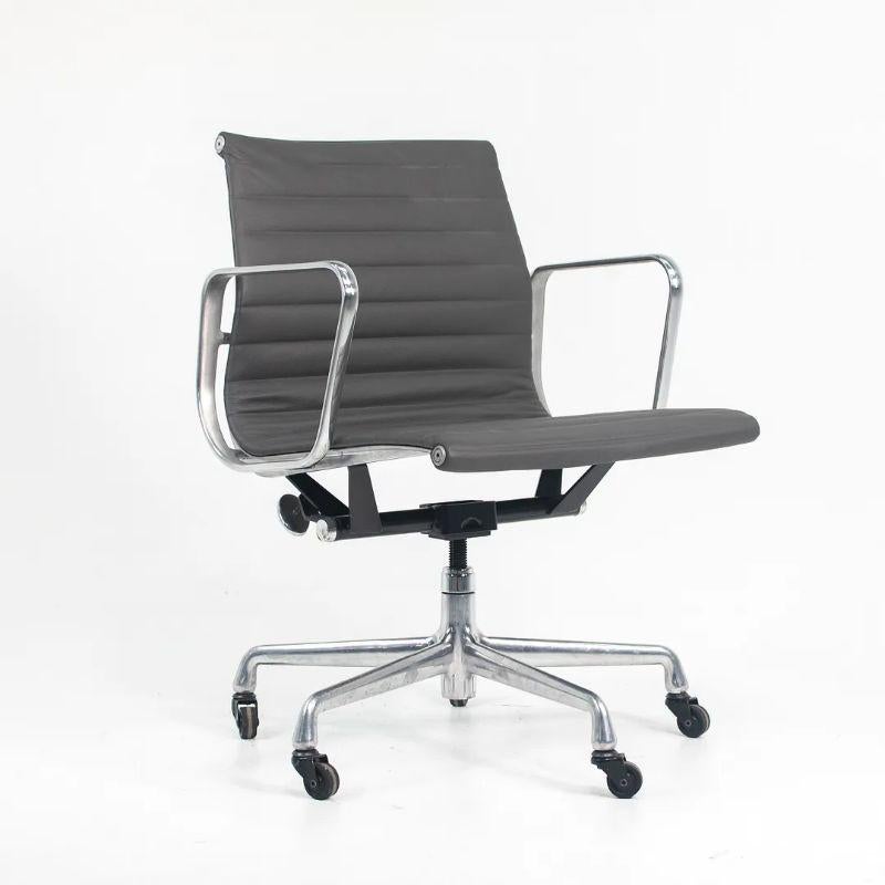 2010s Herman Miller Eames Aluminum Group Management Desk Chair in Gray Leather (Chaise de bureau en aluminium Eames en cuir gris) en vente 4