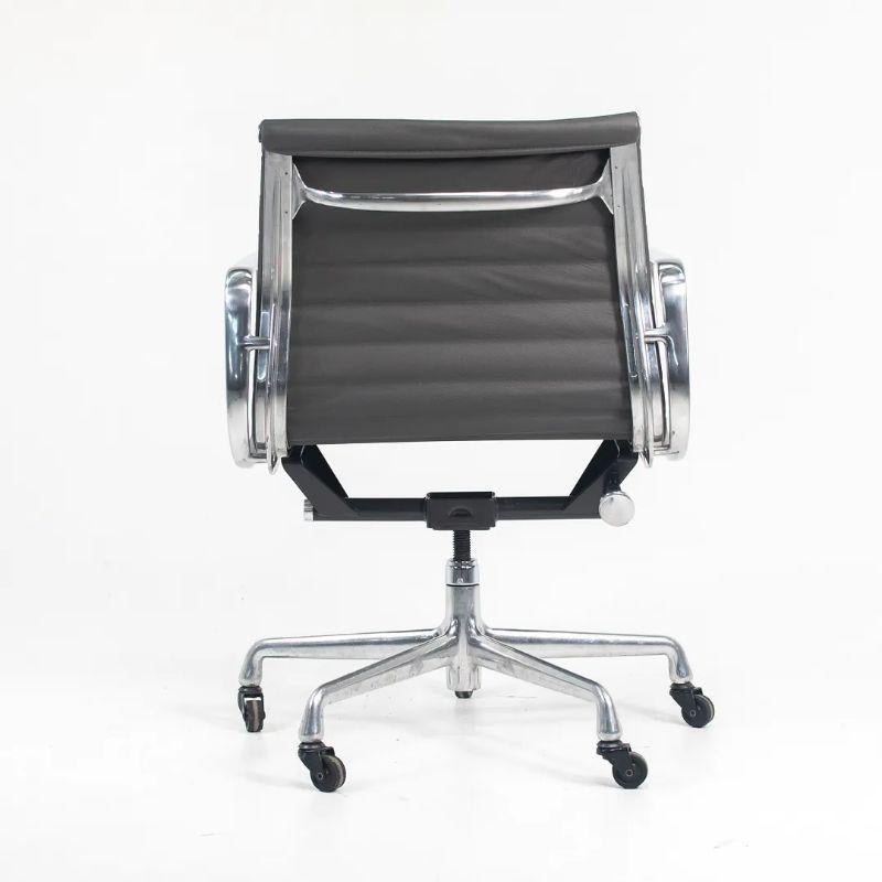 Moderne 2010s Herman Miller Eames Aluminum Group Management Desk Chair in Gray Leather (Chaise de bureau en aluminium Eames en cuir gris) en vente