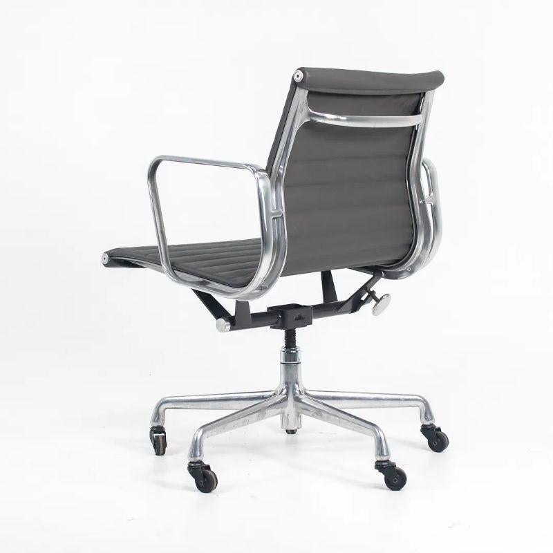 Américain 2010s Herman Miller Eames Aluminum Group Management Desk Chair in Gray Leather (Chaise de bureau en aluminium Eames en cuir gris) en vente