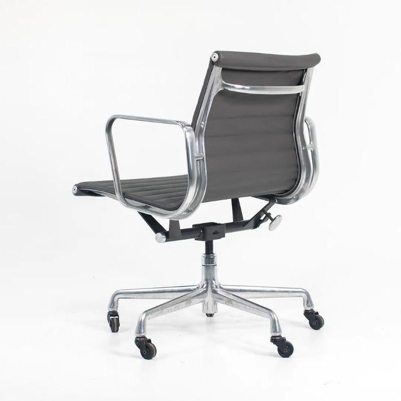 2010s Herman Miller Eames Aluminum Group Management Desk Chair in Gray Leather In Good Condition For Sale In Philadelphia, PA