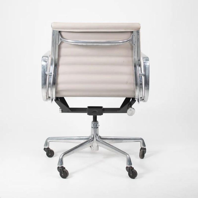 2010s Herman Miller Eames Aluminum Group Management Desk Chair in Gray Leather In Good Condition In Philadelphia, PA